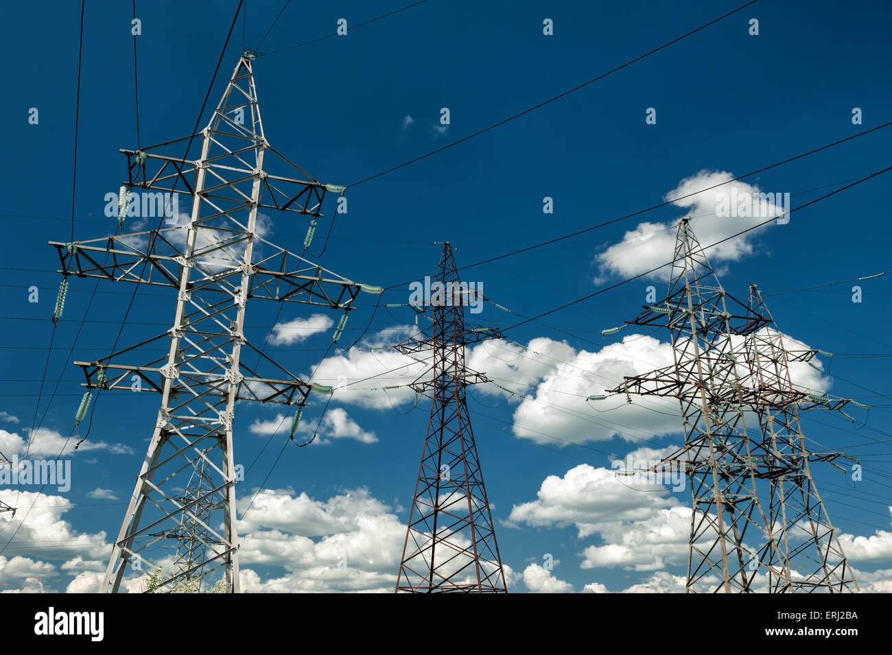 Hochspannungsleitungen bei bewölktem Himmel Stockfoto