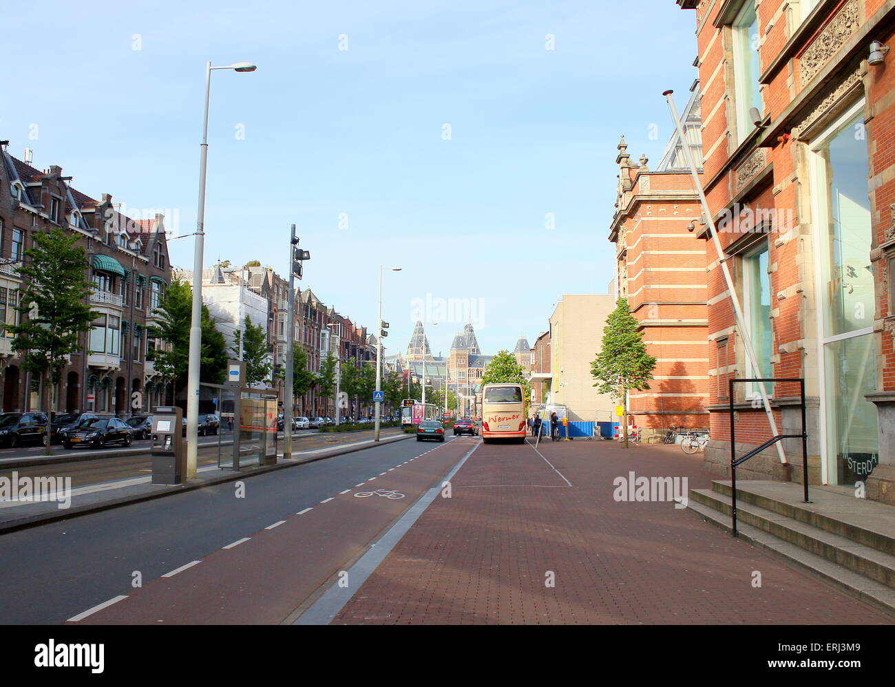 Paulus Potterstraat mit den alten Eingang des Stedelijk Museum Amsterdam, Van Gogh Museum und im Hintergrund das Rijksmuseum Stockfoto