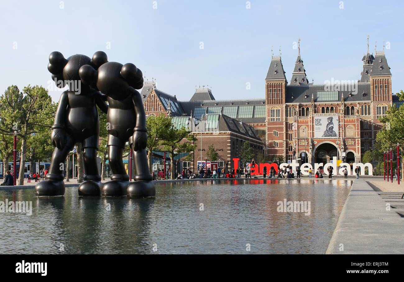 Skulpturen von New Yorker Künstler KAWS während der ArtZuidAusstellung