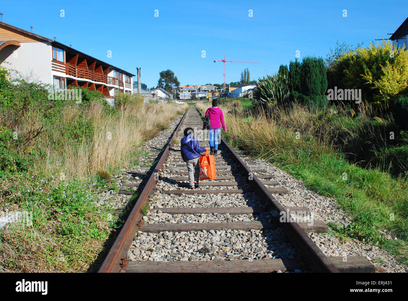 Eine Frau und ihr Sohn Wandern auf den Spuren von einem stillgelegten Bahnhof, Puerto Varas, Chile Stockfoto