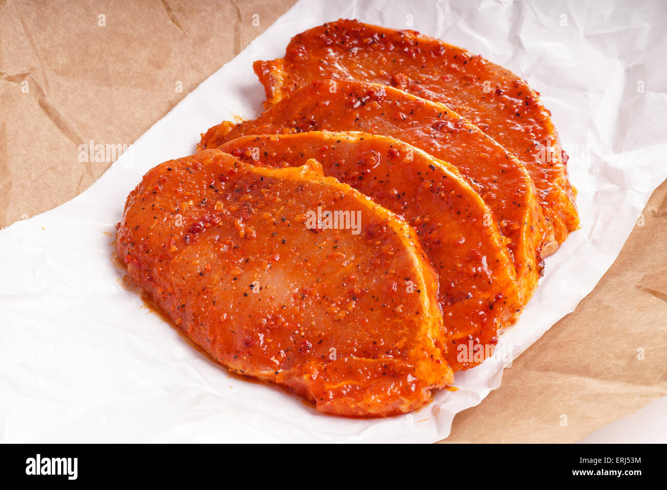 Roh mariniertes Fleisch für Grill, Schweinekotelett Stockfoto