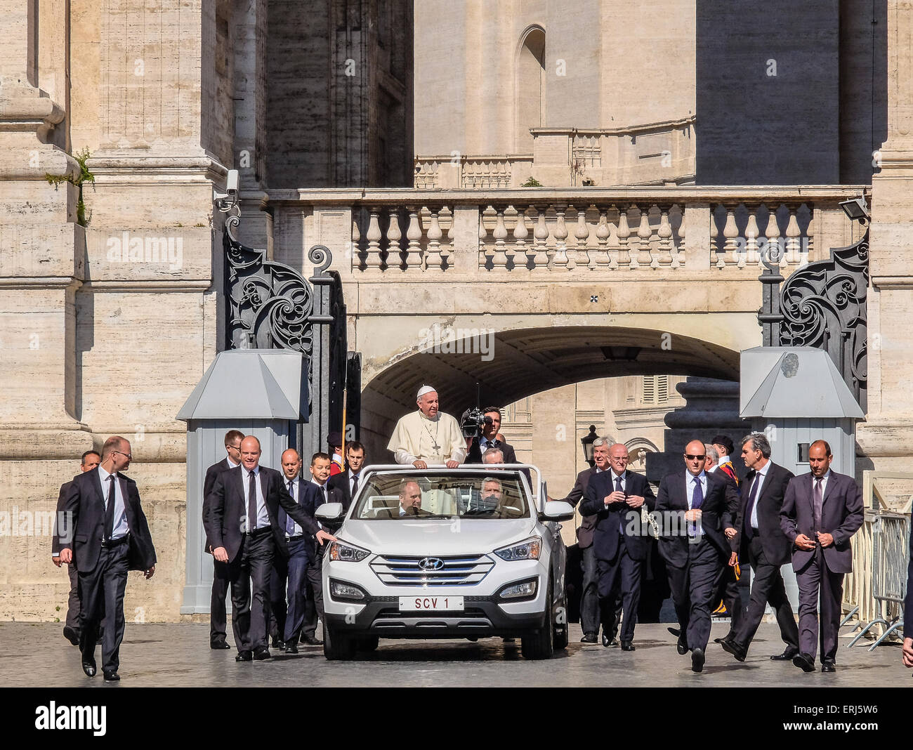 Vatikan-Stadt. 3. Juni 2015. Die neue Papamobil verwendet während der Jeeptour von heute - Papst Francis, Generalaudienz in St. Peter-Square - 3. Juni 2015 Kredit: wirklich Easy Star/Alamy Live News Stockfoto