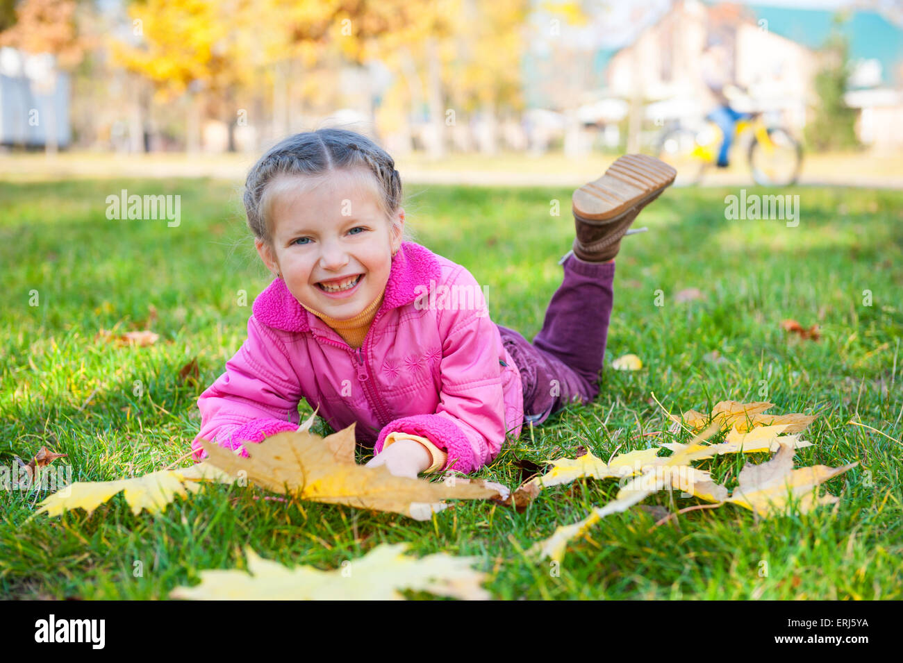 Mädchen liegt auf dem Rasen im Herbst park Stockfoto