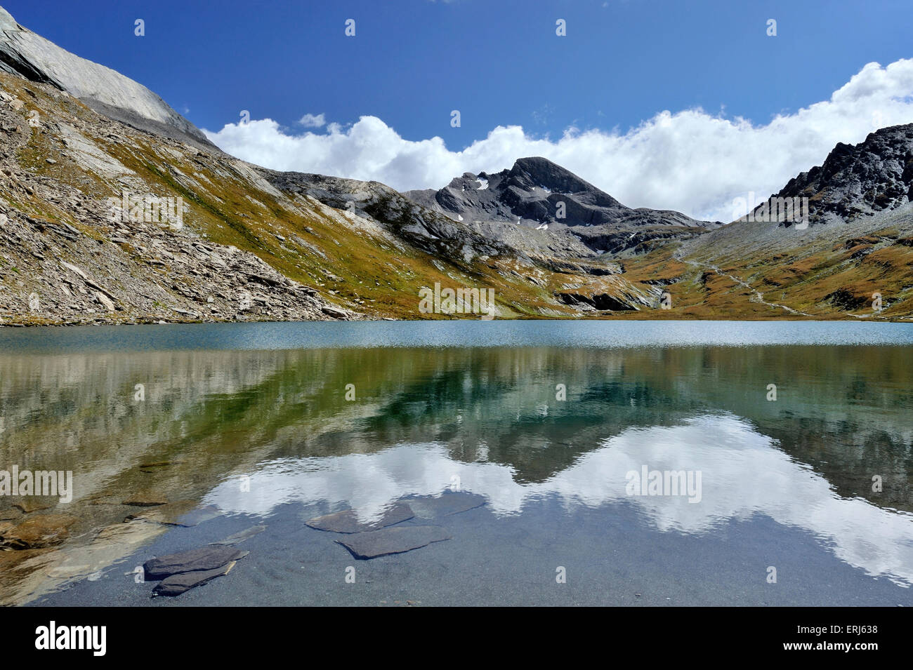 Reflexion der Berge und Wolken in den See Lac Foréant in der Nähe von Col Agnel, Französische Alpen, Frankreich Stockfoto