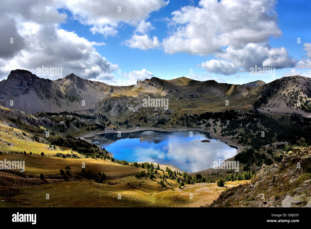 Reflexion der Berggipfel und Wolken in den Bergen See Lac d'Allos, Panorama, Französische Alpen, Frankreich Stockfoto