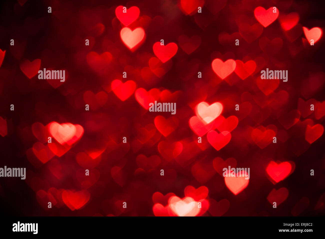 rote Herzen Bokeh im Hintergrund Stockfoto