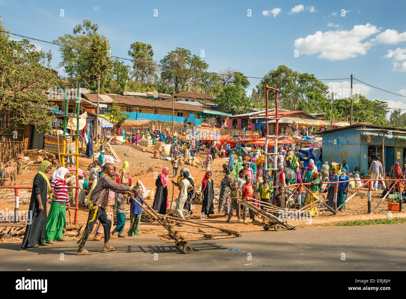 Beliebtesten und überfüllten afrikanischen Markt in der Nähe von Addis Abeba, Äthiopien mit viele Menschen kaufen und verkaufen. Stockfoto