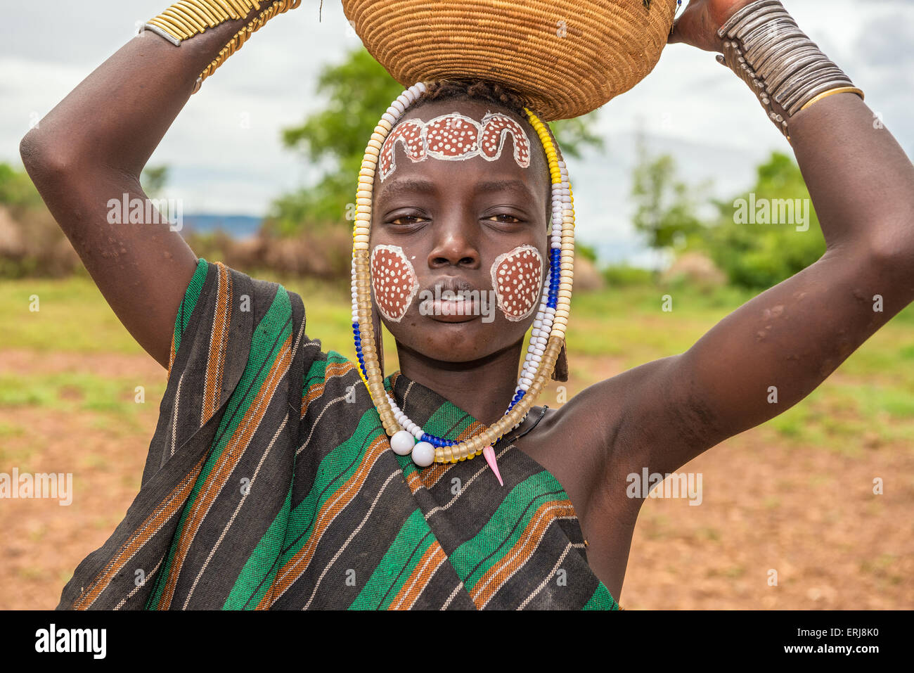 Junge aus dem afrikanischen Stamm Mursi mit traditionellen Schmuck in Mago Nationalpark, Äthiopien. Stockfoto
