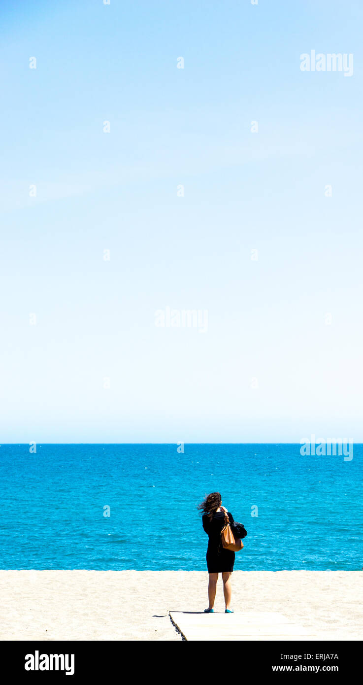 Eine einsame Frau auf der Uferlinie Stockfoto