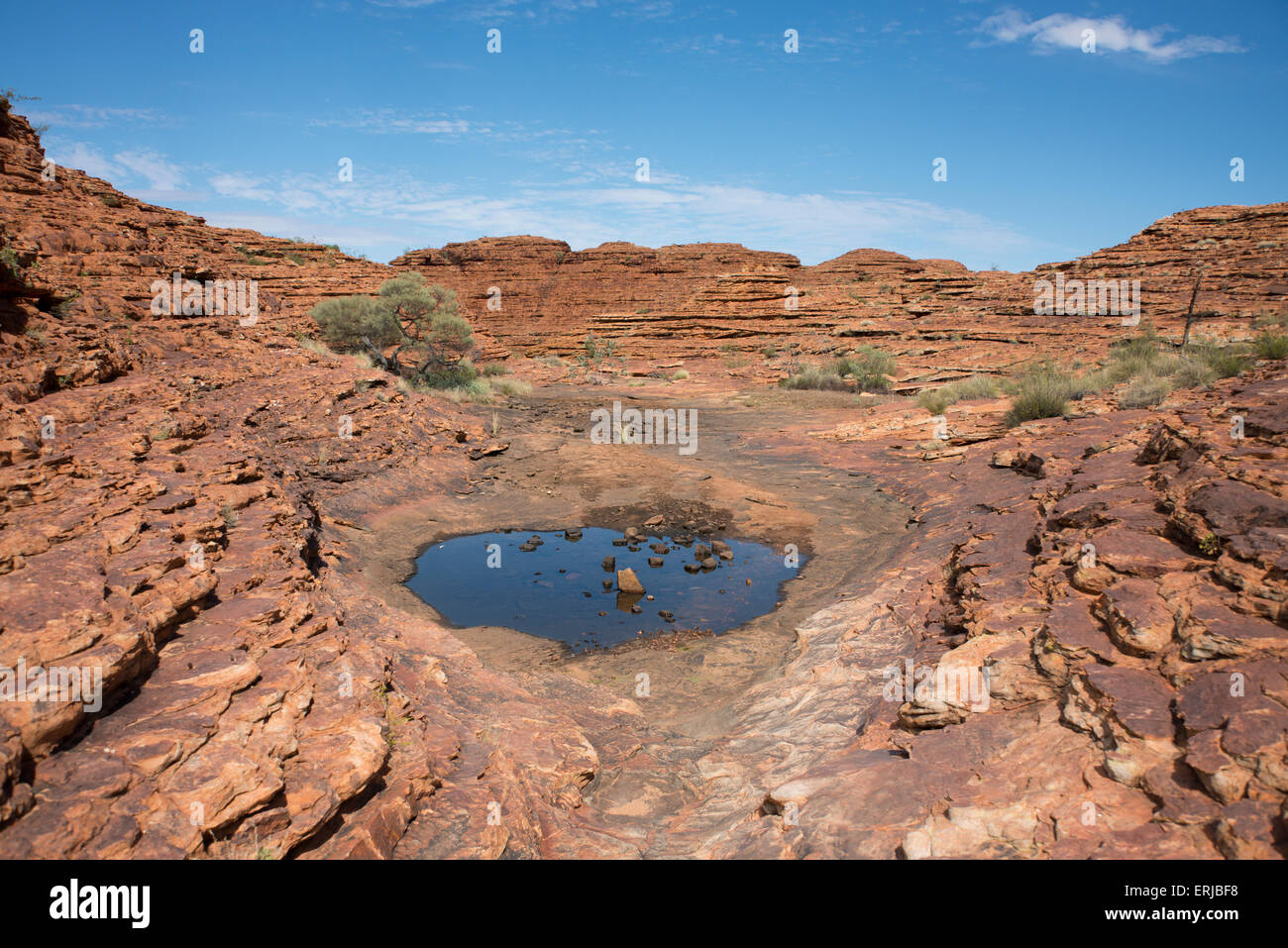 Australien, NT, Watarrka National Park. Kings Canyon, Rim Walk. Entfernten Wasserloch. Stockfoto