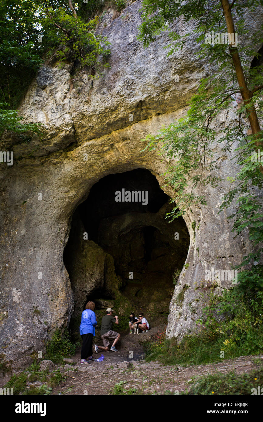 Großbritannien, England, Derbyshire, Dovedale, Taube Löcher, Familie Erinnerungsfoto am Höhleneingang Stockfoto