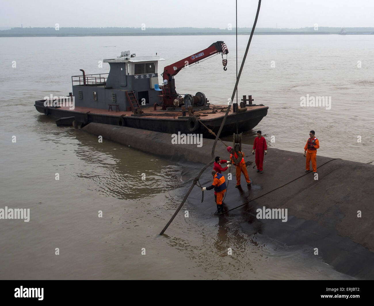 Jianli. 3. Juni 2015. Helfer bereiten Sie für die Bergung auf dem Kreuzfahrtschiff Eastern Star, dass gekenterten spät am Montag im Abschnitt Jianli des Yangtze-Flusses in Zentral-China Provinz Hubei, 3. Juni 2015. Retter haben nur 14 Überlebenden gefunden und bisher 26 Leichen, so dass mehr als 400 Menschen noch vermisst abgerufen haben. Bildnachweis: Xiao Yijiu/Xinhua/Alamy Live-Nachrichten Stockfoto