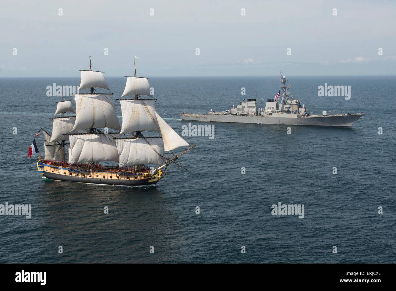 Die uns Marine Arleigh Burke-Klasse geführte Flugkörper Zerstörer USS Mitscher begleitet die französischen Großsegler Replik der Hermine in der Nähe von der Schlacht von Virginia Capes 2. Juni 2015 in der Chesapeake Bay, Virginia. Das Original der Hermione brachten französische General Marquis de Lafayette nach Amerika zur Unterstützung des amerikanischen Unabhängigkeitskrieges. Die symbolische Rückkehr der Hermione wird eine Hommage an Lafayette und die französisch-amerikanische Allianz, der Sieg bei der Schlacht von Yorktown 1781 brachte. Stockfoto