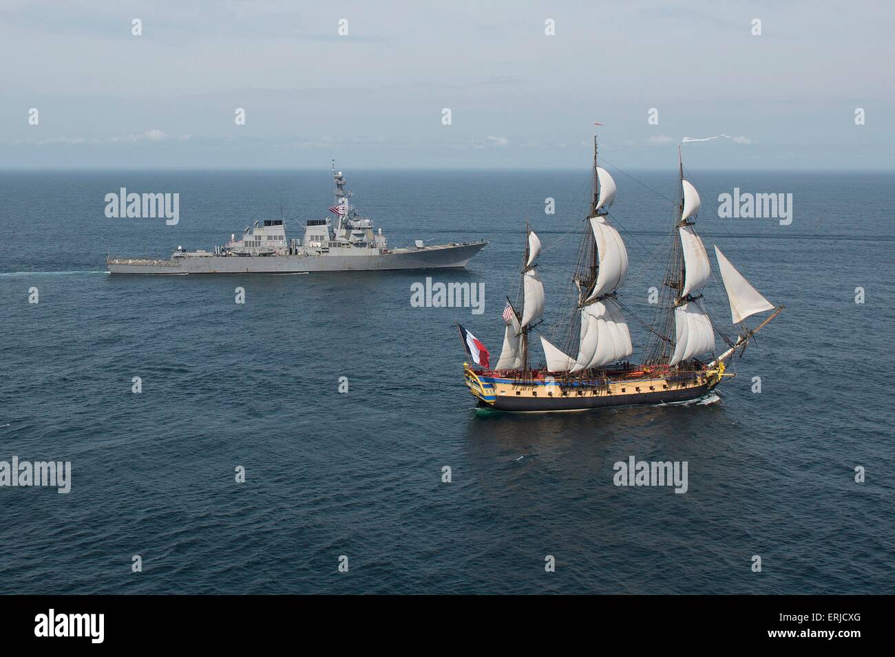 Die uns Marine Arleigh Burke-Klasse geführte Flugkörper Zerstörer USS Mitscher begleitet die französischen Großsegler Replik der Hermine in der Nähe von der Schlacht von Virginia Capes 2. Juni 2015 in der Chesapeake Bay, Virginia. Das Original der Hermione brachten französische General Marquis de Lafayette nach Amerika zur Unterstützung des amerikanischen Unabhängigkeitskrieges. Die symbolische Rückkehr der Hermione wird eine Hommage an Lafayette und die französisch-amerikanische Allianz, der Sieg bei der Schlacht von Yorktown 1781 brachte. Stockfoto