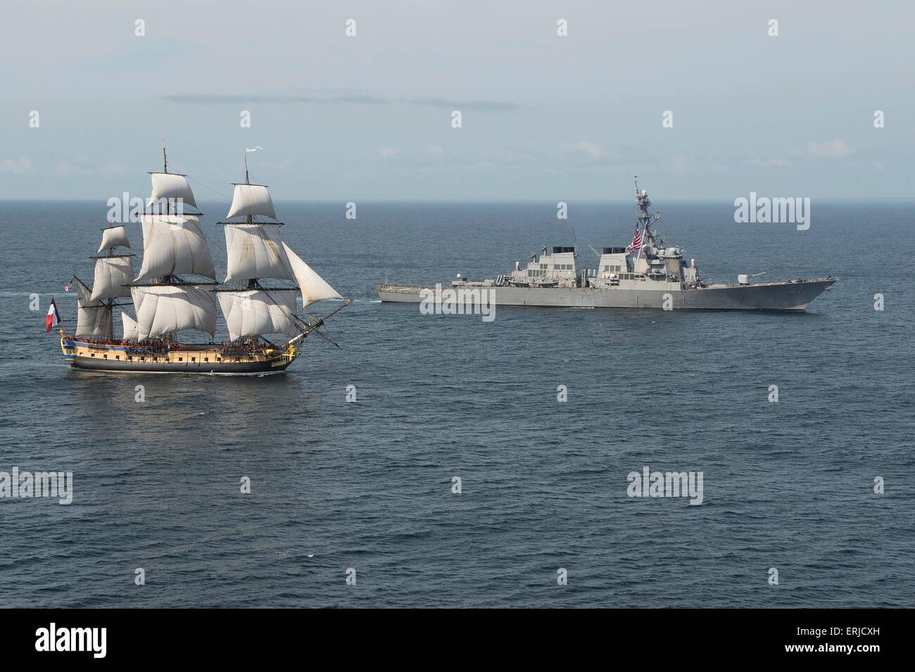 Die uns Marine Arleigh Burke-Klasse geführte Flugkörper Zerstörer USS Mitscher begleitet die französischen Großsegler Replik der Hermine in der Nähe von der Schlacht von Virginia Capes 2. Juni 2015 in der Chesapeake Bay, Virginia. Das Original der Hermione brachten französische General Marquis de Lafayette nach Amerika zur Unterstützung des amerikanischen Unabhängigkeitskrieges. Die symbolische Rückkehr der Hermione wird eine Hommage an Lafayette und die französisch-amerikanische Allianz, der Sieg bei der Schlacht von Yorktown 1781 brachte. Stockfoto
