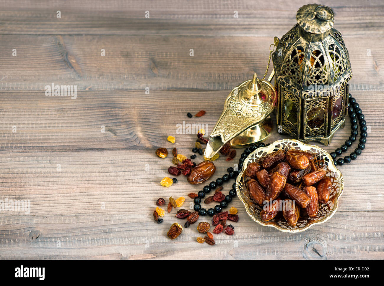 Termine, Arabische Lampen und Rosenkranz. Islamische Feiertage Deko-Konzept  Stockfotografie - Alamy