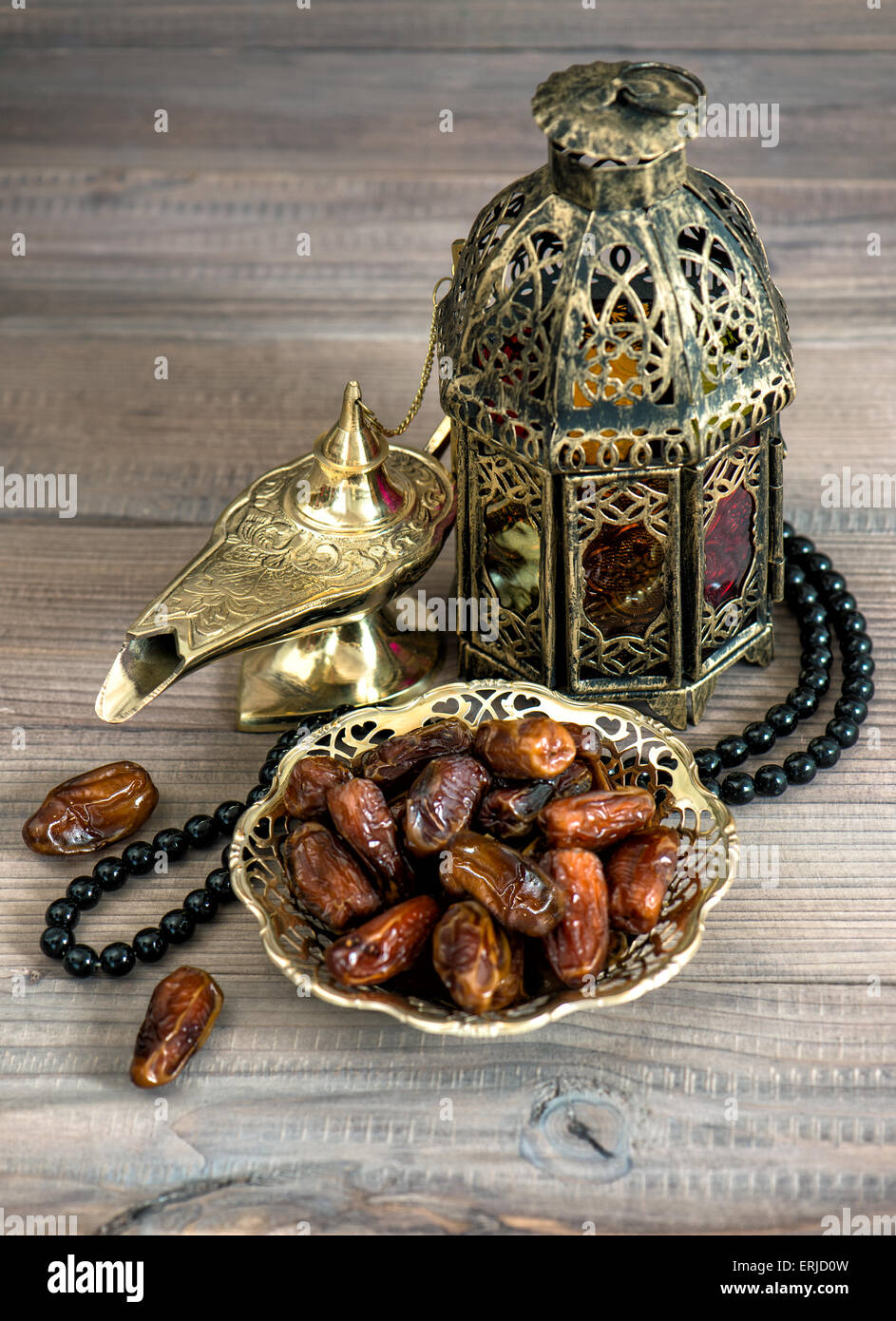 Termine, Arabische Lampen und Rosenkranz. Islamische Feiertage Konzept. Festliche Dekoration Stockfoto