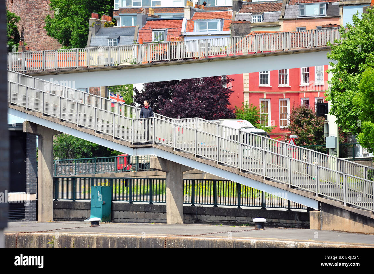 Ein Mann geht eine lange Rampe Treppe hinunter nach der Überquerung der Autobahn A4 in Bristol auf einer Fußgängerbrücke. Stockfoto