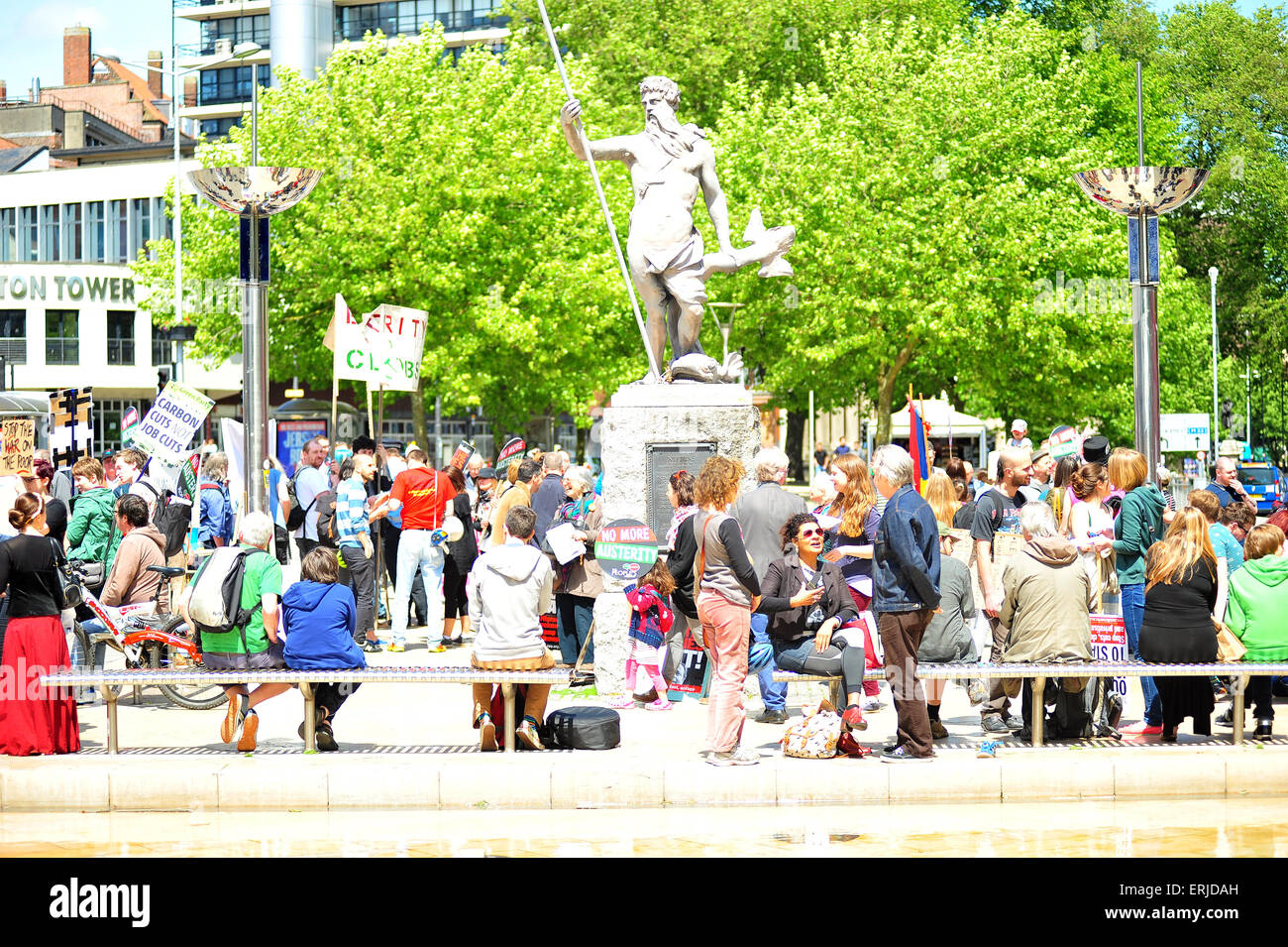 Protest Kundenansturm durch den Brunnen im Zentrum von Bristol. Stockfoto