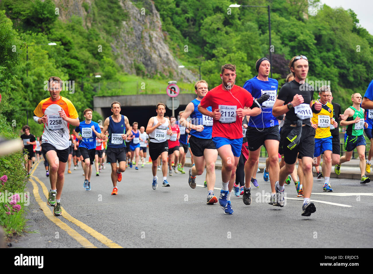 Bristol 10k Läufer fahren Sie entlang der Autobahn A4 unter th Clifton Suspension Bridge. Stockfoto