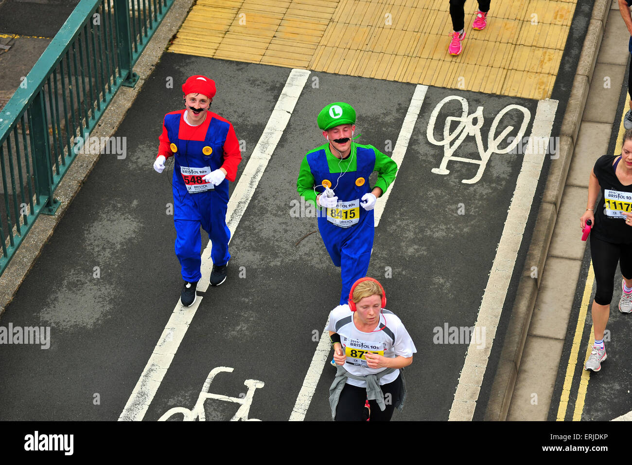 Läufer teilnehmen an der Bristol 10k Rennen. Stockfoto
