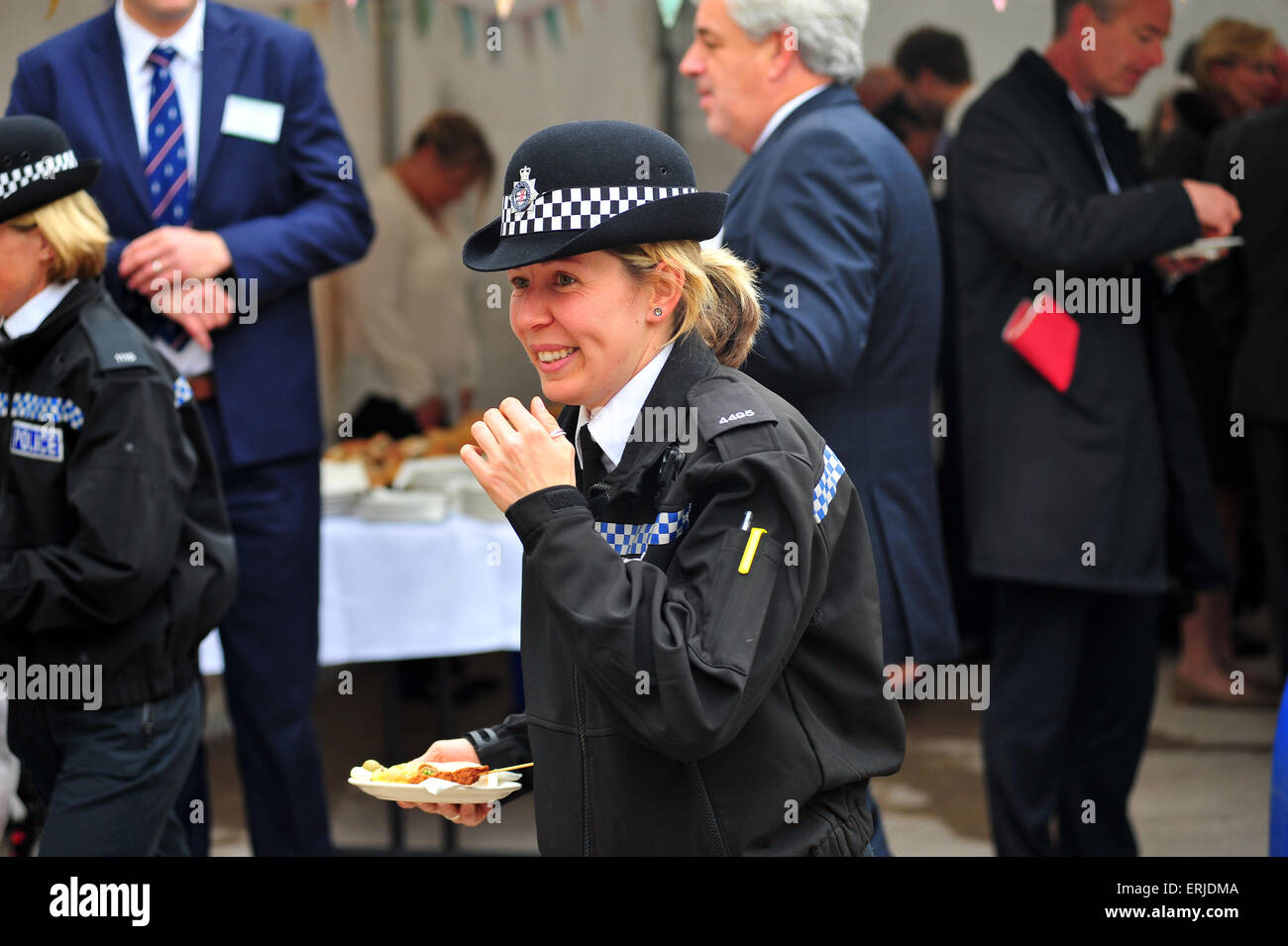 Ein Polizei-Büro-lächelt Besuch wie geht sie mit einem Teller mit Essen zu einem königlichen in Bristol. Stockfoto