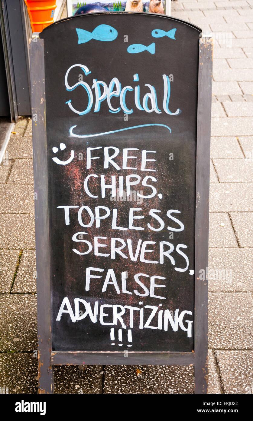 Lustige Werbung Plakatwand vor einem pub Stockfoto
