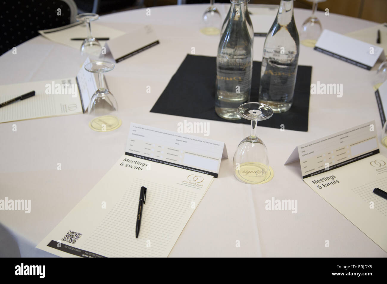 Eine Tabelle in einem Konferenzraum eingerichtet, bereit für eine Geschäftspräsentation Stockfoto