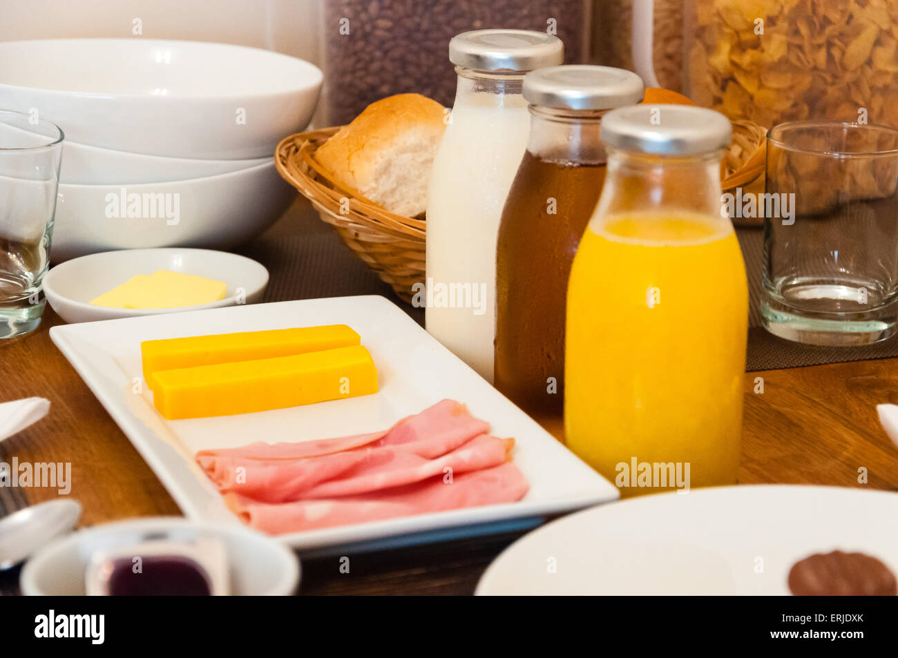 kontinentales Frühstück gedeckten Tisch in einem hotel Stockfoto