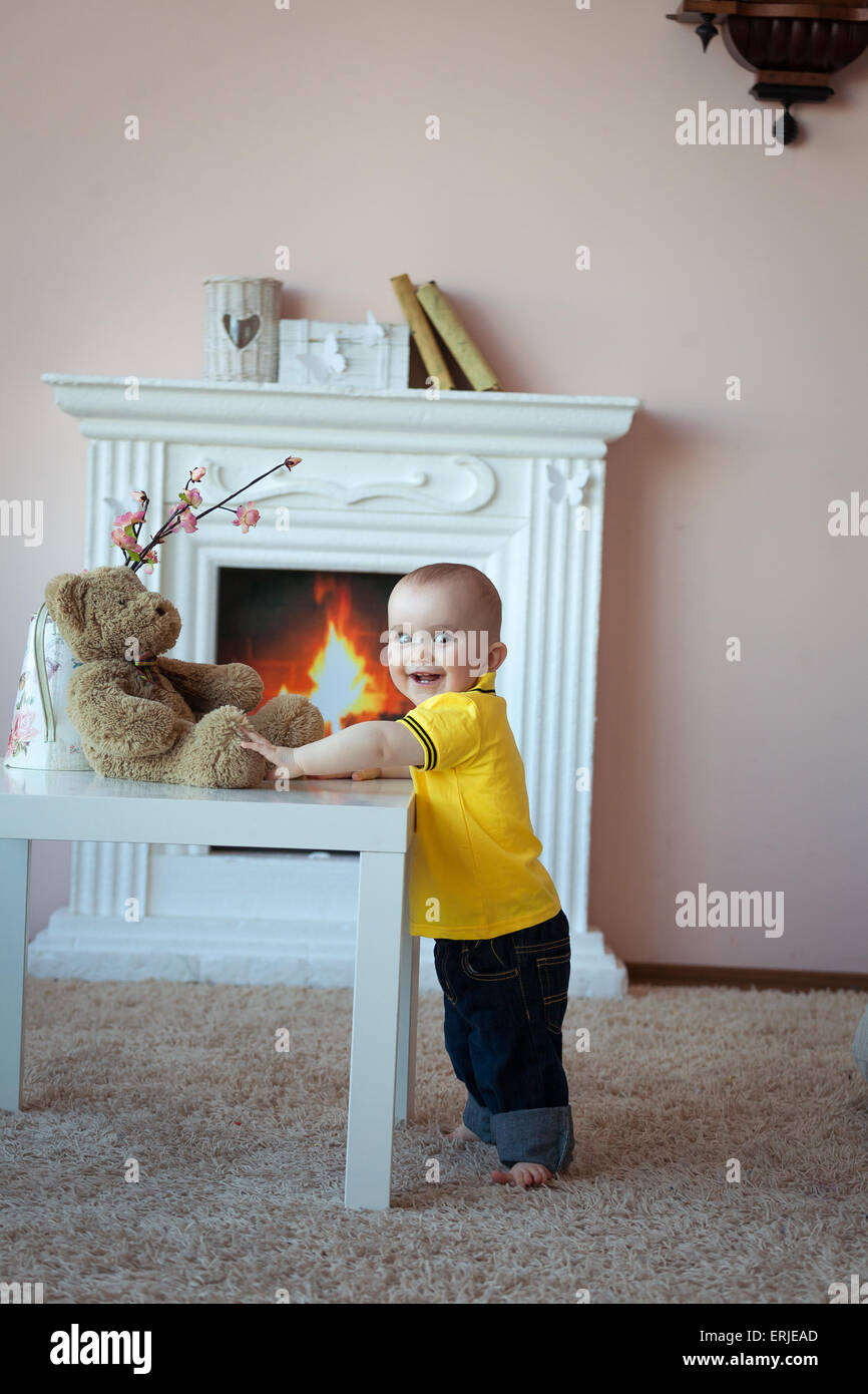 Neugierig Baby boy Stockfoto