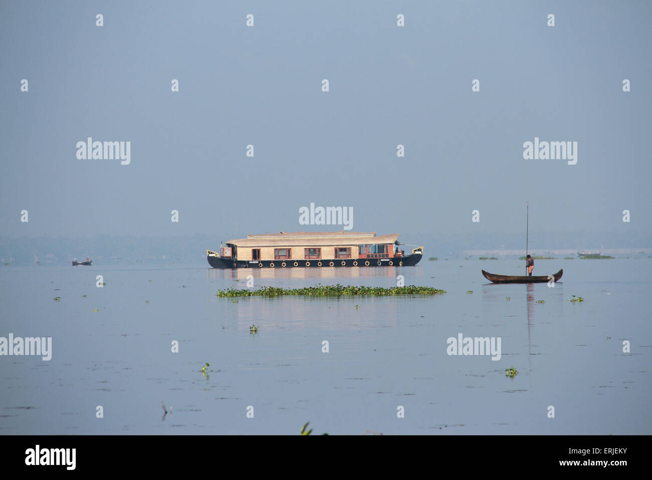 Ein Hausboot mit einem kleinen Boot in Kumarakom Stockfoto