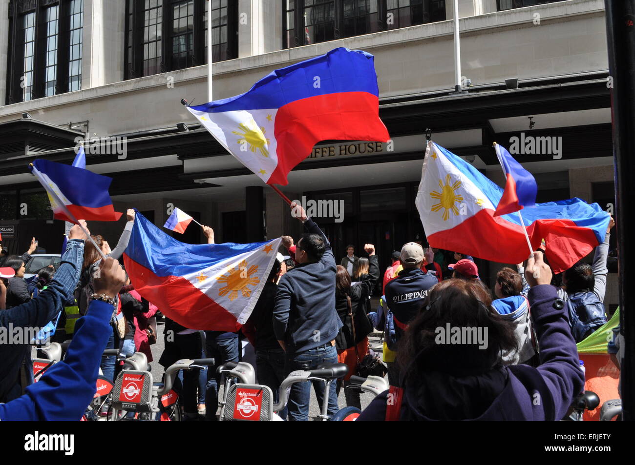 Philippinische Gesundheitspersonal demonstriert außerhalb der London HQ der Zeitung Daily Mail Stockfoto