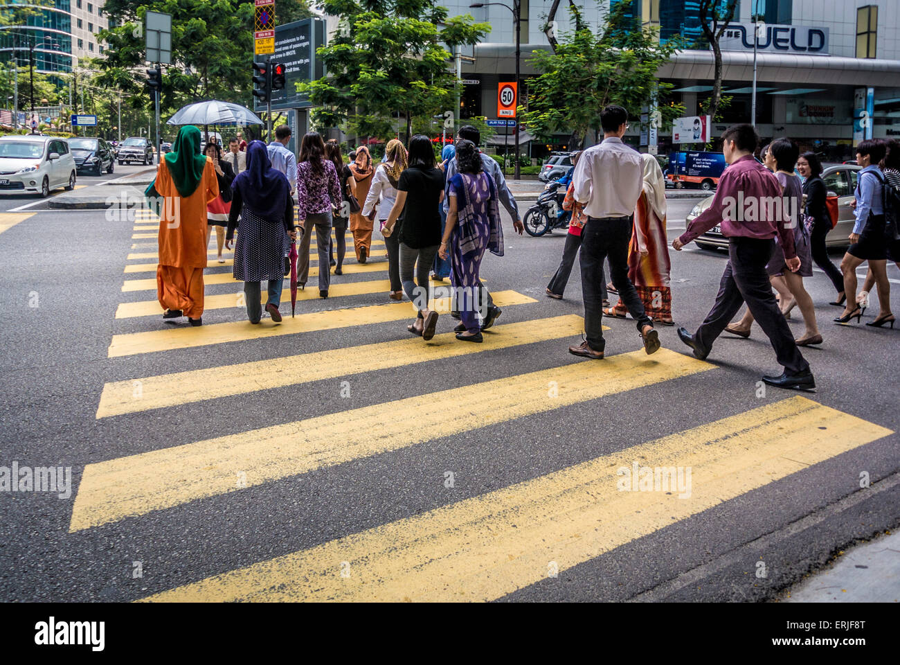 Arbeitnehmer über Straße in Kuala Lumpur City Centre, Malaysia. Stockfoto