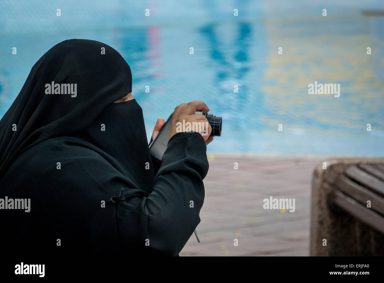 Frau in Burka unter Foto, Kuala Lumpur, Malaysia. Stockfoto