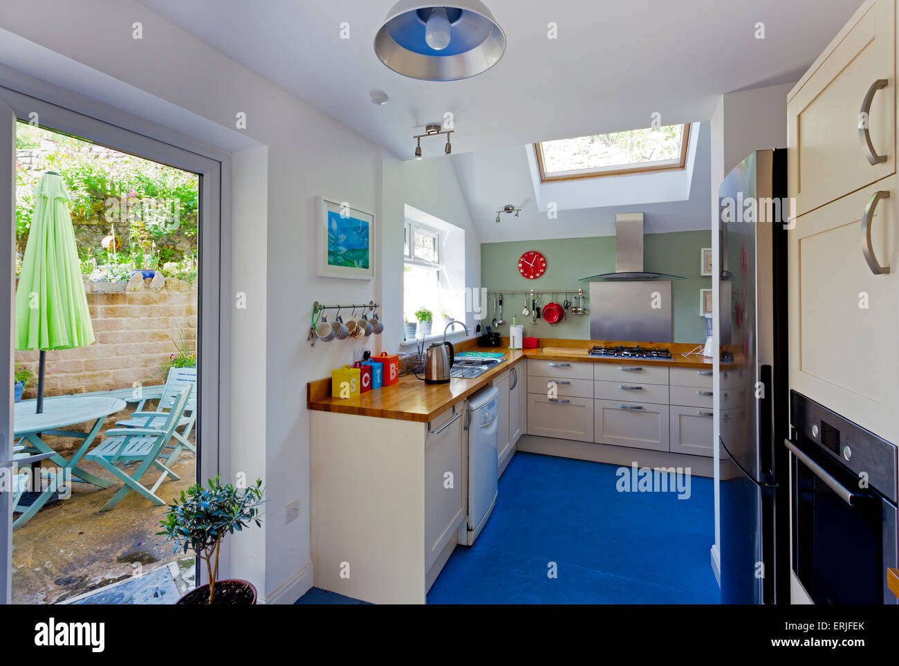 Innenansicht des zeitgenössischen modernen Stil Küche mit Eiche Creme farbigen Einheiten arbeiten Tops und weiß gestrichene Wände Stockfoto