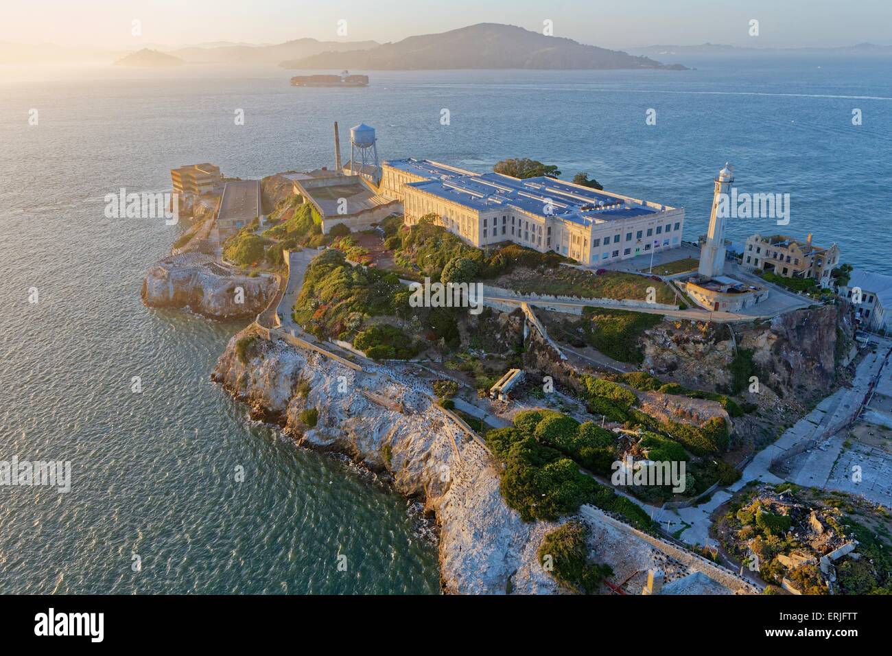 Luftaufnahme über San Francisco am Sonnenuntergang Luftaufnahme über San Francisco und Alcatraz Island bei Sonnenuntergang Stockfoto