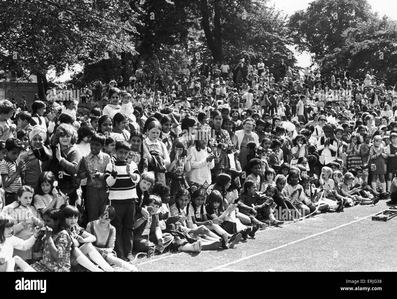 Kinder jeden Alters und jeder Herkunft säumen den Weg des 1973 Hillfields Karnevals. 8. Juni 1973 Stockfoto