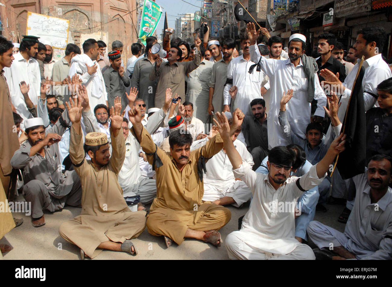 Kandidaten und Bewohner von UC-15 skandieren Parolen gegen rigging in lokale Regierung Wahlen bei Protestkundgebung am Ghanta Ghar Chowk in Peshawar auf Mittwoch, 3. Juni 2015. Stockfoto