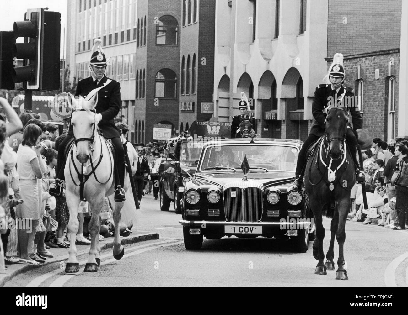 Polizisten Escort Auto Oberbürgermeister an der Spitze des 1985 Coventry Karnevals montiert. 15. Juni 1985 Stockfoto