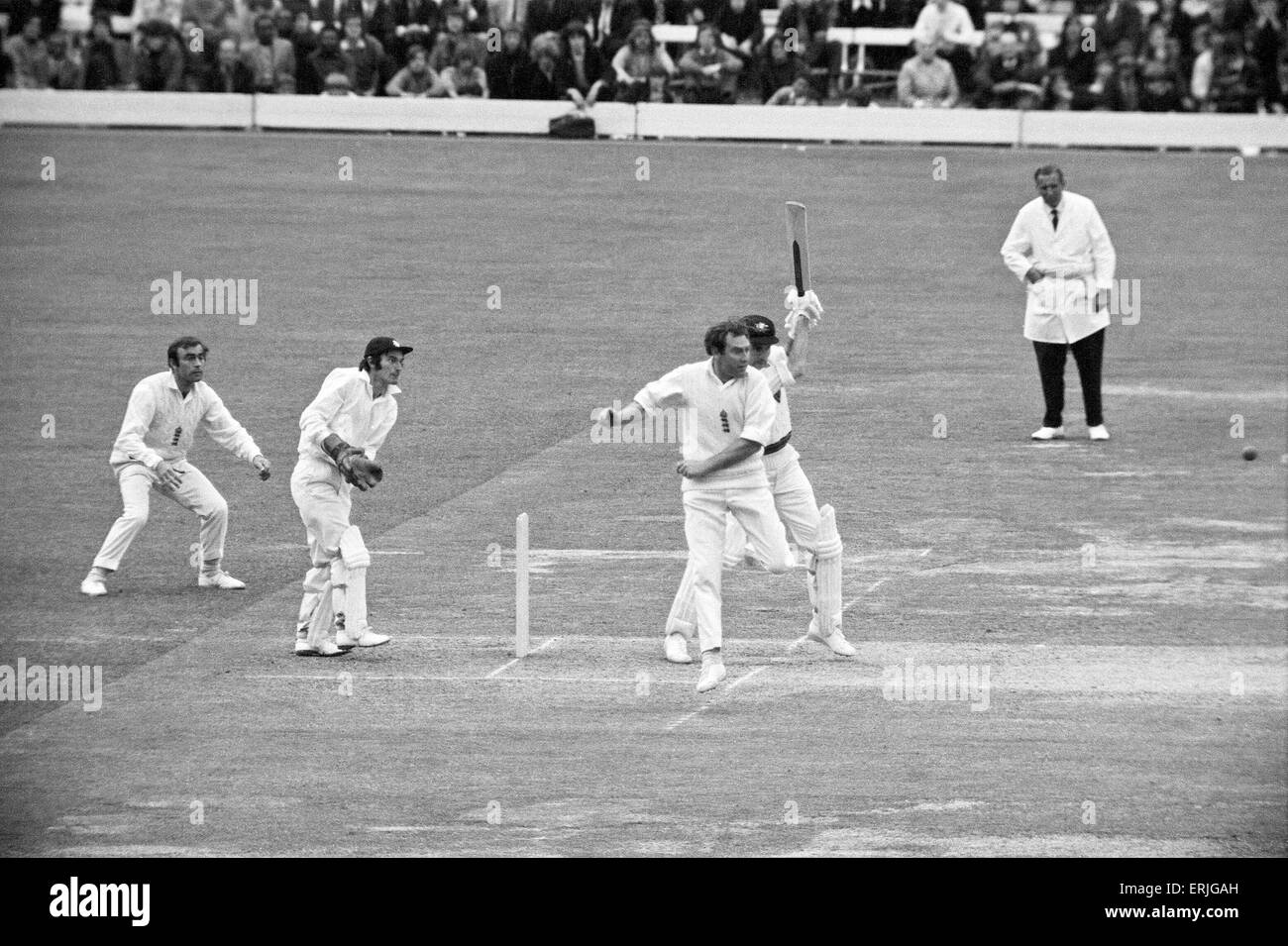 Australien-Tour von Großbritannien für die Asche. Zweiter Tag der zweiten test auf Lords zwischen England und Australien.  Illingworth versucht Greg Chappell unter Druck gesetzt, als er an der nervösen neunziger Jahre aber der Aussie Schlagmann bald machte die Sache unangenehm für das Englische League Division One Match in. Skipper. Hier wird er gesehen, Vermeidung von Maßnahmen wie Greg für seine Tonne geht. 23. Juni 1972. Stockfoto