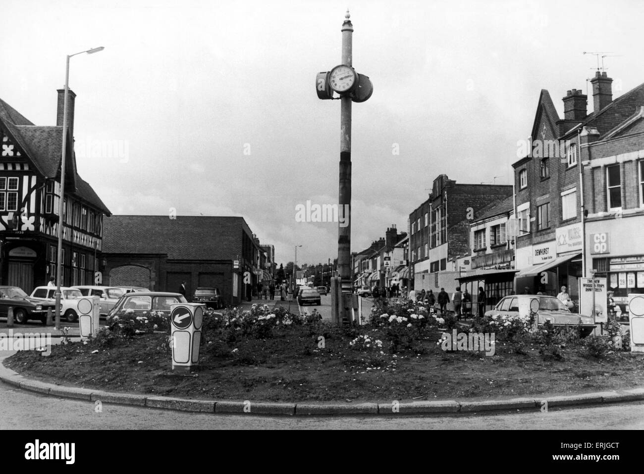 Menschen, die in der Earlsdon Bezirk von Coventry erhoffen sich £1000 um die vier Gesicht ersetzen erhöhen Uhr am Kreisverkehr an der Kreuzung Earlsdon Street und Albany Road. Stadt-Ingenieure haben die vorliegende Uhr irreparabel angesehen. 2. Juni 1980 Stockfoto