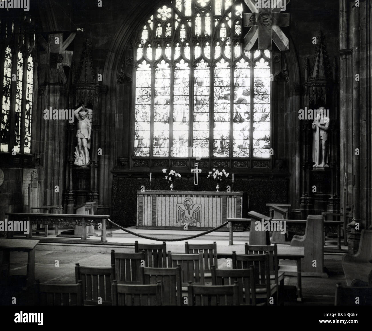 Neue Figuren von St. Michael & St George in Manchester Cathedral, 11. November 1938. Manchester Kathedrale ist eine mittelalterliche Kirche an der Victoria Street im Zentrum von Manchester, Sitz des Bischofs von Manchester. Der offizielle Name ist die Kathedrale und die Stiftskirche von St. Mary, Saint-Denys und St. George in Manchester. Stockfoto