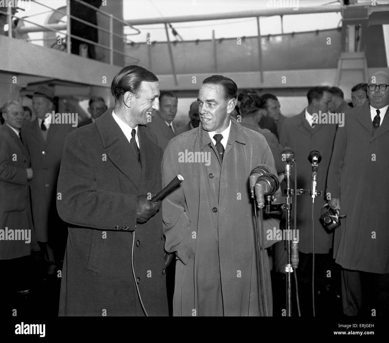 Australien-Tour von Großbritannien für die Asche. Australien-Kapitän Ian Johnson von England Cricketer Len Hutton als Aussie-Team begrüßt kommen in England.  24. April 1956. Stockfoto