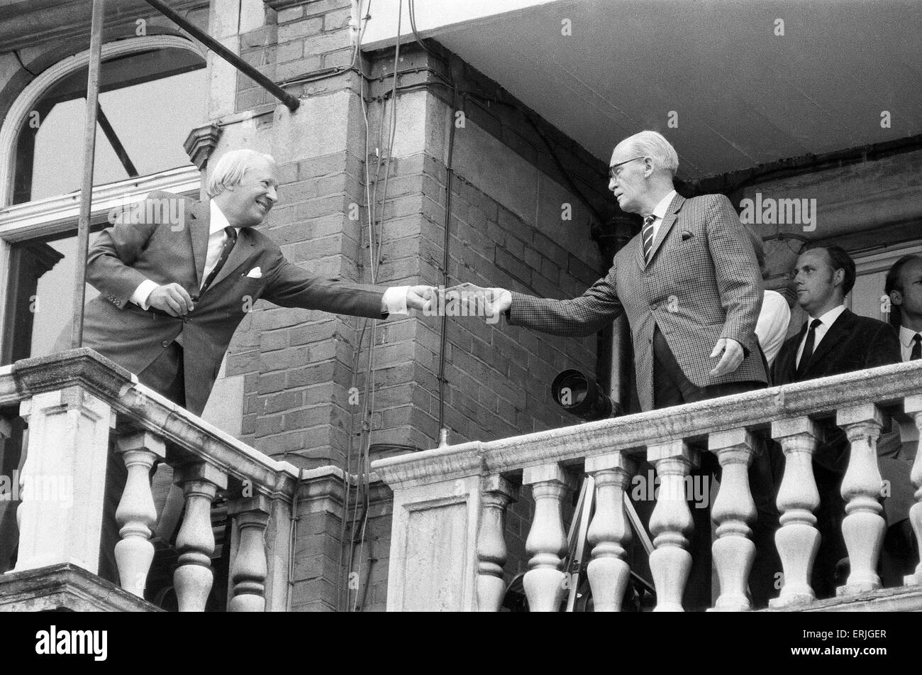 Australien-Tour von Großbritannien für die Asche. England V Australien fünften Test im Oval. Premierminister Edward Heath gibt Autogramme für die Fans während einer Pause im Spiel. 12. August 1972. Stockfoto