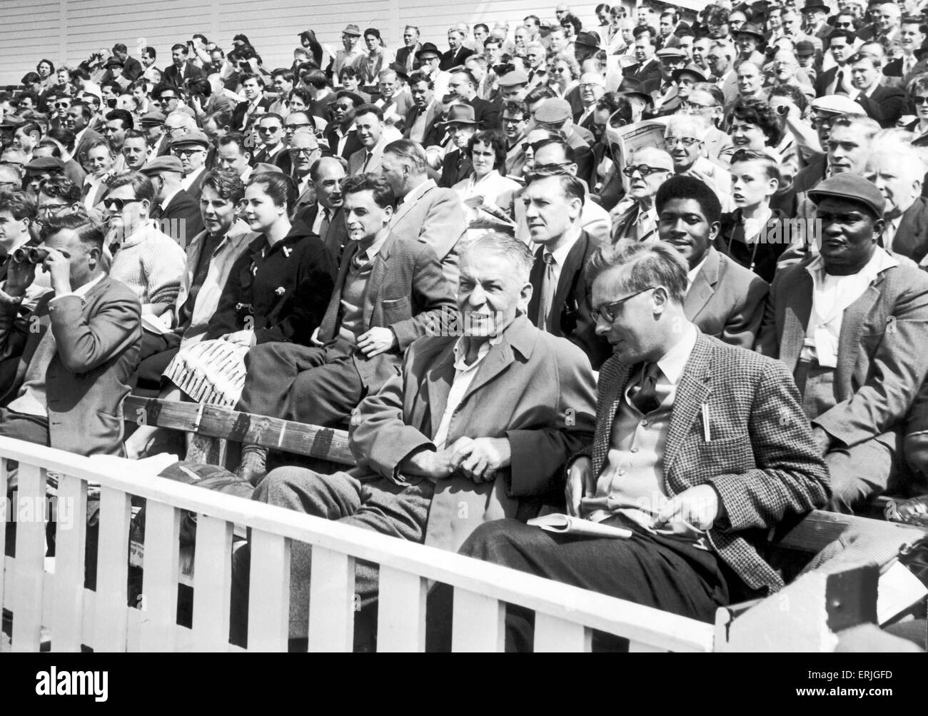 Australische Cricket-Tour von England für die Asche. England V Australien erste Testspiel bei Edgbaston. Das Edgbaston Publikum am ersten Tag des ersten Sonnen vor den Himmel offen. 8. Juni 1961. Stockfoto