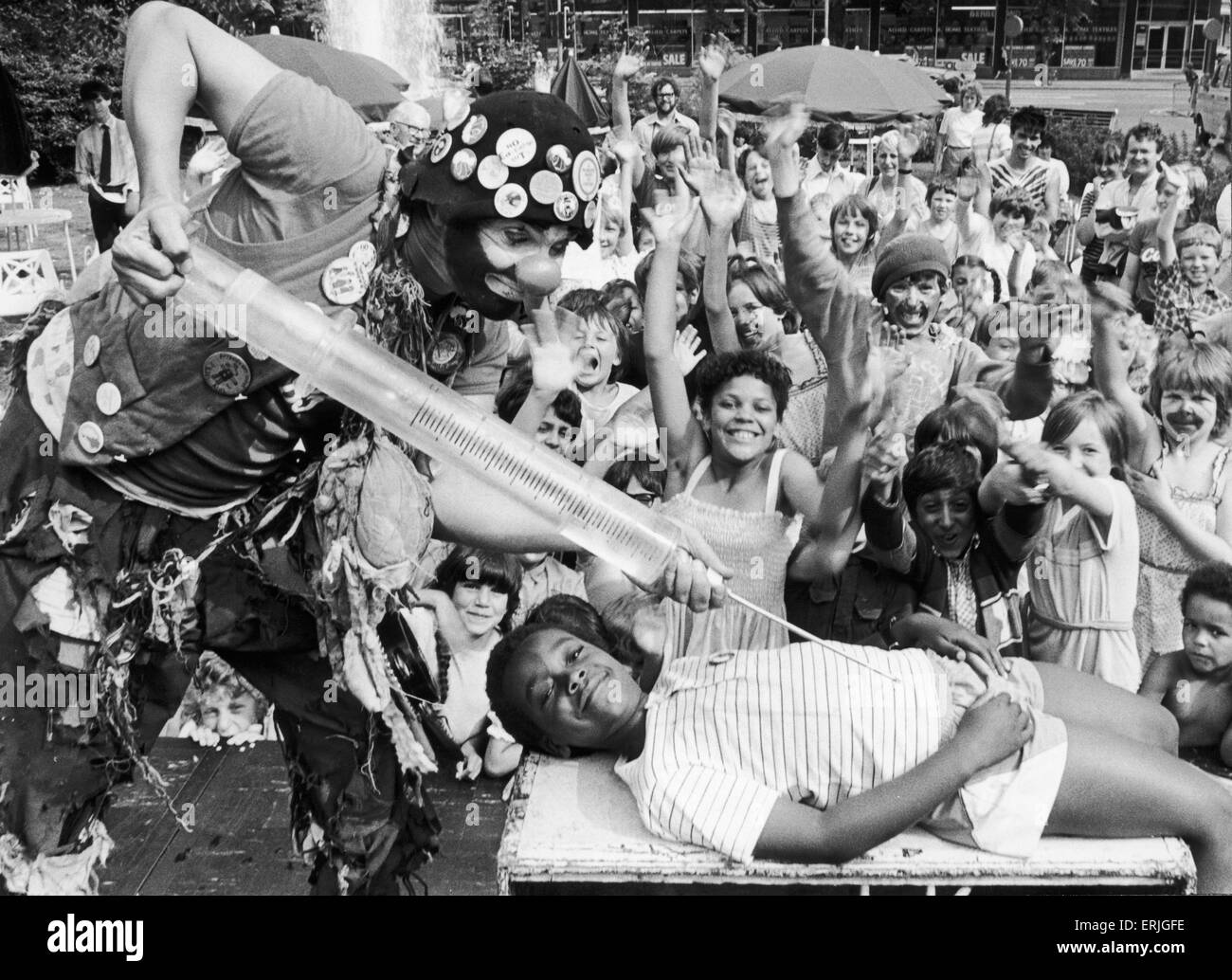 Beteiligung des Publikums war der Name des Spiels, als Palfi der Clown die Bühne in Belgrad Square, Coventry nahm.  Mit einer Unterstützung der Stimmen von mehr als 20 Kindern unterhalten Palfi das Publikum mit seiner non-Stop-Mischung von musikalischen, medizinischen und sportlichen Stunts. Unser Bild zeigt: Palfi übt seine Medizin auf Mark Katalikawe. 8. August 1983 Stockfoto