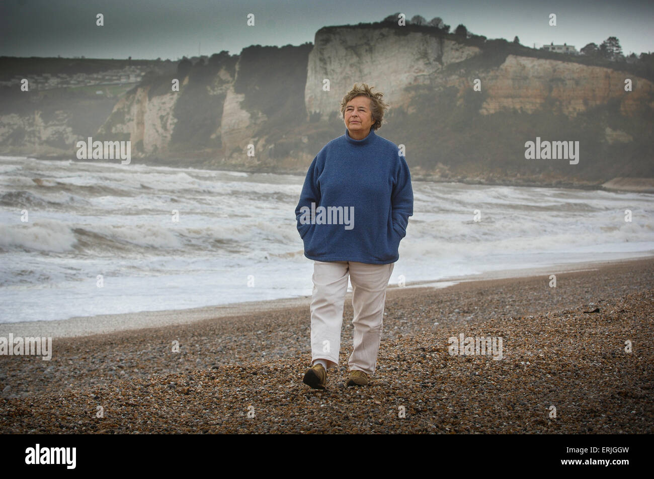 Clare Crowhurst Witwe von Donald Crowhurst der berüchtigten "lone Sailor" Seaton Strand in Devon. Stockfoto