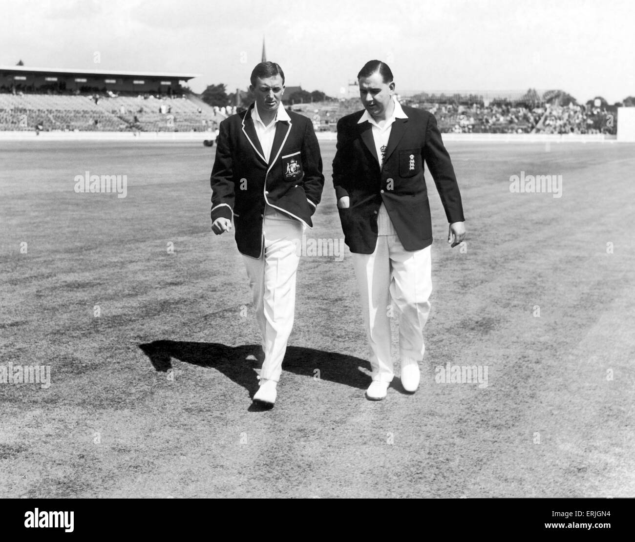 Australische Cricket-Tour von England für die Asche. England V Australien erste Testspiel bei Edgbaston. die beiden Kapitäne inspizieren das Spielfeld vor dem Spiel.  Sie sind Richie Benaud Australiens (links) und Colin Cowdrey von England.  Juni 1961. Stockfoto