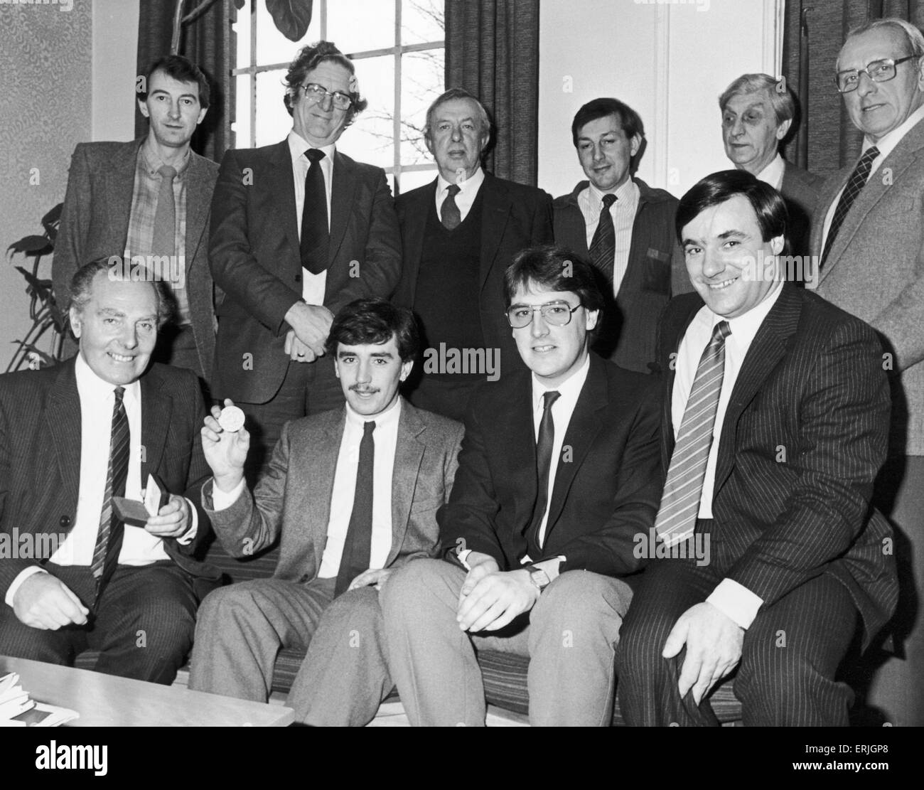 Herr Aculus (links) Principal von Coventry Fachschule mit Top Student Adrian McNanley und einige der Dozenten, die ihm halfen 1984 technische Student Award gewinnen. 19. Januar 1984 Stockfoto