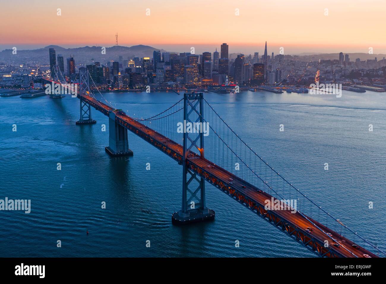 Luftaufnahme über San Francisco Bay Bridge bei Sonnenuntergang Stockfoto